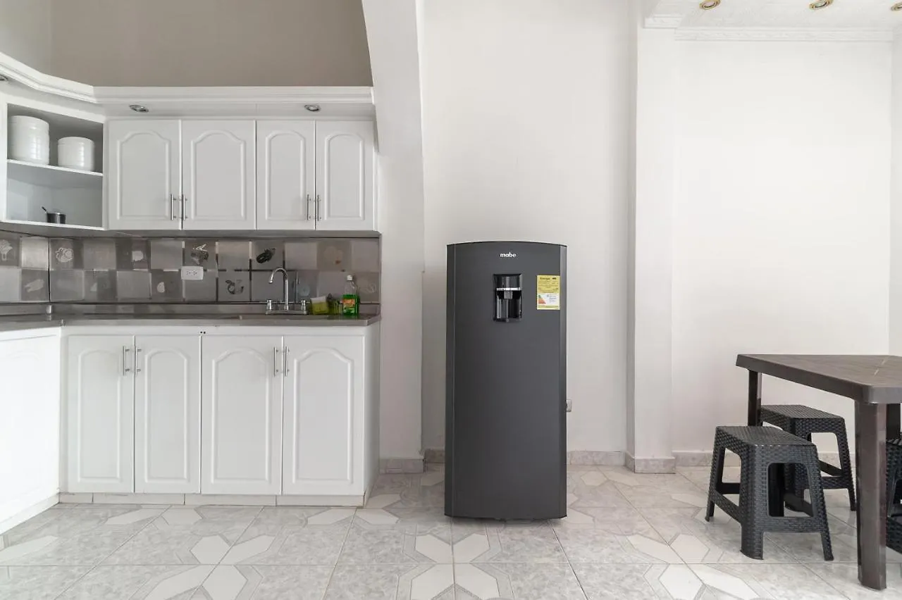 Prado Centro Hostal Медельин